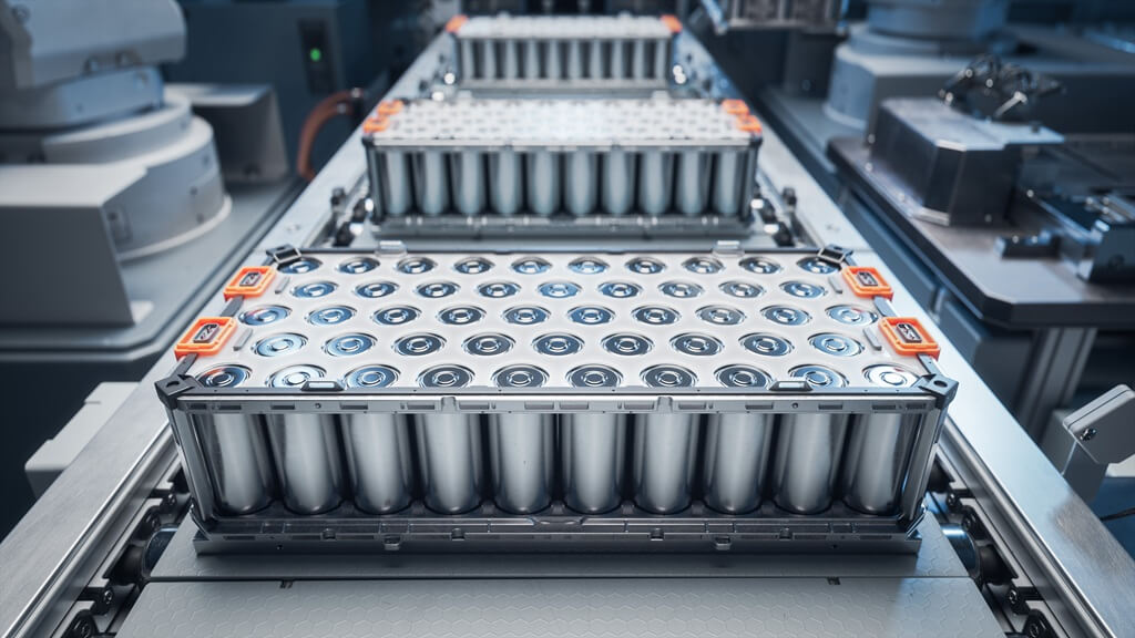 Närbild av batterimoduler med cylindriska litiumjonceller på ett automatiserat produktionsband i en högteknologisk fabriksmiljö.